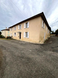 A vendre et rénover : Ancien corps de ferme 9 pièces, 6 chambres, au coeur d'un village proche de MAUVEZIN (32)