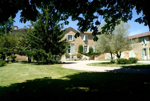 Propriete à vendre 15 pièces, 9 ha, proche de FLEURANCE (32)