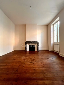 Jolie maison en plein centre de FLEURANCE (32), 165 m2, 5 pièces, 3 chambres, cave, jardin clos et puits... 