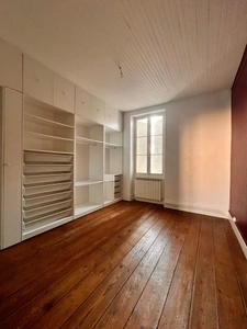 Jolie maison en plein centre de FLEURANCE (32), 165 m2, 5 pièces, 3 chambres, cave, jardin clos et puits... 