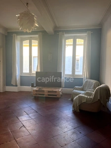 Immeuble en pierre à vendre, avec appartement (140 m2), local commercial (35 m2), cour intérieure et caves en plein centre de FLEURANCE (32)
