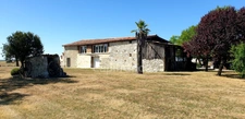 Domaine à vendre avec vue exceptionnelle à 360°, composé d'une bergerie réhabilitée, puis d'une grange et d'un kiosque à restaurer, sur 2,9 ha de terrain à LECTOURE (32)