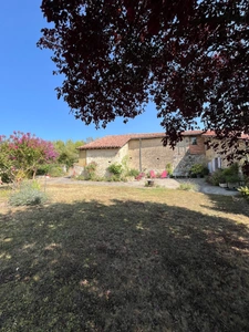 A vendre et rénover : Ancien corps de ferme 9 pièces, 6 chambres, au coeur d'un village proche de MAUVEZIN (32)