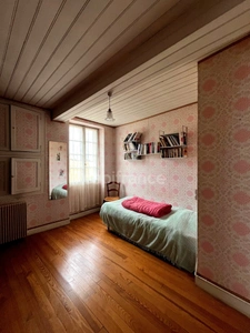 A vendre et rénover : Ancien corps de ferme 9 pièces, 6 chambres, au coeur d'un village proche de MAUVEZIN (32)