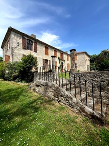 Ensemble de charme & de caractère : château, conciergerie & tour de guêt du XVIIIème près de Saint-Clar (32)