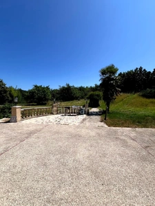 Jolie maison de campagne (320 m2, 9 pièces, 5 chambres) à vendre, sur terrain de 8500 m2, à dix minutes d'Auch (32)
