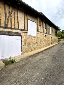 A vendre et rénover : Ancien corps de ferme 9 pièces, 6 chambres, au coeur d'un village proche de MAUVEZIN (32)