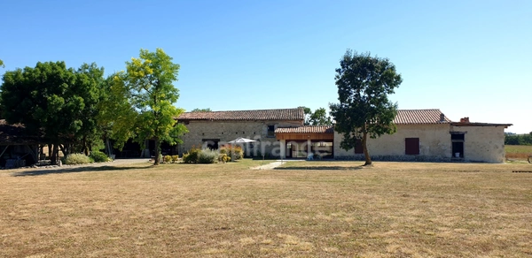 Domaine à vendre avec vue exceptionnelle à 360°, composé d'une bergerie réhabilitée, puis d'une grange et d'un kiosque à restaurer, sur 2,9 ha de terrain à LECTOURE (32)