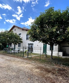 Maison de ville des années 70, 5 pièces, proche du centre ville de CONDOM (32) avec jardin, piscine et dépendances.