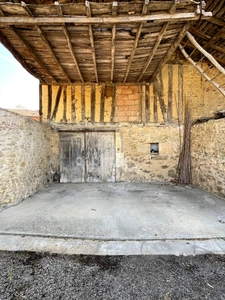 A vendre et rénover : Ancien corps de ferme 9 pièces, 6 chambres, au coeur d'un village proche de MAUVEZIN (32)