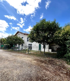 Maison de ville des années 70, 5 pièces, proche du centre ville de CONDOM (32) avec jardin, piscine et dépendances.