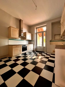 Jolie maison en plein centre de FLEURANCE (32), 165 m2, 5 pièces, 3 chambres, cave, jardin clos et puits... 