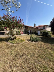 A vendre et rénover : Ancien corps de ferme 9 pièces, 6 chambres, au coeur d'un village proche de MAUVEZIN (32)