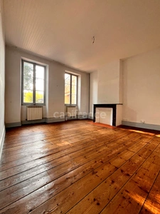 Jolie maison en plein centre de FLEURANCE (32), 165 m2, 5 pièces, 3 chambres, cave, jardin clos et puits... 