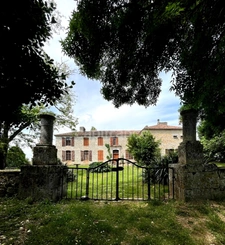 Ensemble de charme & de caractère : château, conciergerie & tour de guêt du XVIIIème près de Saint-Clar (32)