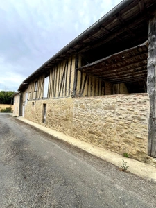 A vendre et rénover : Ancien corps de ferme 9 pièces, 6 chambres, au coeur d'un village proche de MAUVEZIN (32)