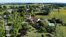 A vendre et rénover : Ancien corps de ferme 9 pièces, 6 chambres, au coeur d'un village proche de MAUVEZIN (32)