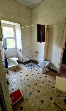 À vendre : Propriété à restaurer, à 10 mn d'Auvillar, d'environ 240 m2 habitables, sur terrain de 7400 m2  (82)
