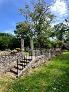 Ensemble de charme & de caractère : château, conciergerie & tour de guêt du XVIIIème près de Saint-Clar (32)
