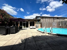 Maison de ville des années 70, 5 pièces, proche du centre ville de CONDOM (32) avec jardin, piscine et dépendances.