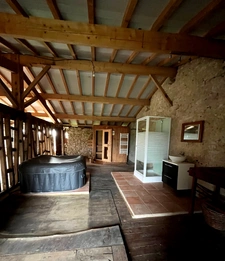 Domaine à vendre avec vue exceptionnelle à 360°, composé d'une bergerie réhabilitée, puis d'une grange et d'un kiosque à restaurer, sur 2,9 ha de terrain à LECTOURE (32)