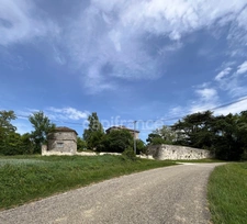 Ensemble de charme & de caractère : château, conciergerie & tour de guêt du XVIIIème près de Saint-Clar (32)
