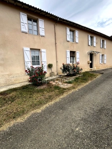 A vendre et rénover : Ancien corps de ferme 9 pièces, 6 chambres, au coeur d'un village proche de MAUVEZIN (32)