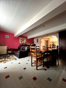 A vendre et rénover : Ancien corps de ferme 9 pièces, 6 chambres, au coeur d'un village proche de MAUVEZIN (32)