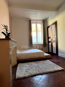 Immeuble en pierre à vendre, avec appartement (140 m2), local commercial (35 m2), cour intérieure et caves en plein centre de FLEURANCE (32)