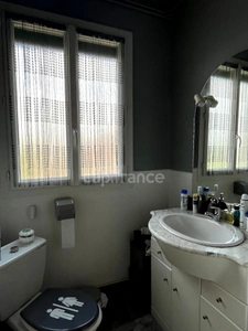 Maison de ville des années 70, 5 pièces, proche du centre ville de CONDOM (32) avec jardin, piscine et dépendances.
