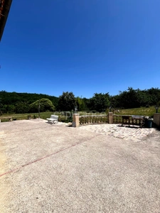 Jolie maison de campagne (320 m2, 9 pièces, 5 chambres) à vendre, sur terrain de 8500 m2, à dix minutes d'Auch (32)