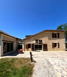 Jolie maison de campagne (320 m2, 9 pièces, 5 chambres) à vendre, sur terrain de 8500 m2, à dix minutes d'Auch (32)