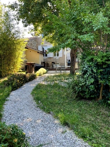 Jolie maison en plein centre de FLEURANCE (32), 165 m2, 5 pièces, 3 chambres, cave, jardin clos et puits... 