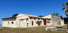 Domaine à vendre avec vue exceptionnelle à 360°, composé d'une bergerie réhabilitée, puis d'une grange et d'un kiosque à restaurer, sur 2,9 ha de terrain à LECTOURE (32)