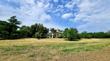 À vendre : Propriété à restaurer, à 10 mn d'Auvillar, d'environ 240 m2 habitables, sur terrain de 7400 m2  (82)