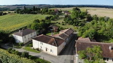 A vendre et rénover : Ancien corps de ferme 9 pièces, 6 chambres, au coeur d'un village proche de MAUVEZIN (32)