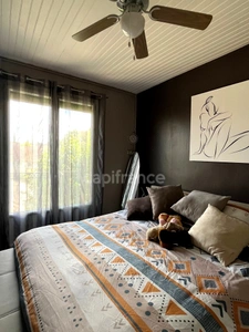 Maison de ville des années 70, 5 pièces, proche du centre ville de CONDOM (32) avec jardin, piscine et dépendances.