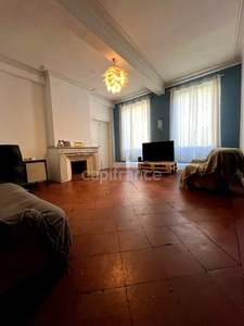 Immeuble en pierre à vendre, avec appartement (140 m2), local commercial (35 m2), cour intérieure et caves en plein centre de FLEURANCE (32)