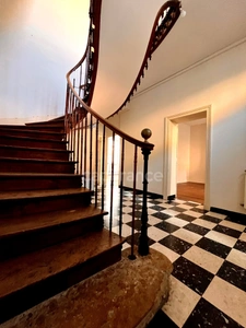 Jolie maison en plein centre de FLEURANCE (32), 165 m2, 5 pièces, 3 chambres, cave, jardin clos et puits... 
