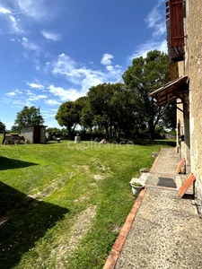 Maison de campagne avec 5 dépendances à restaurer à vendre, à proximité de Saint-Clar (32)