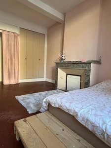 Immeuble en pierre à vendre, avec appartement (140 m2), local commercial (35 m2), cour intérieure et caves en plein centre de FLEURANCE (32)