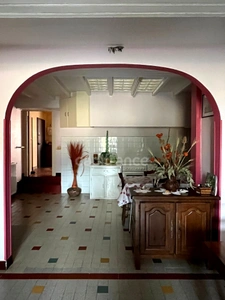 A vendre et rénover : Ancien corps de ferme 9 pièces, 6 chambres, au coeur d'un village proche de MAUVEZIN (32)