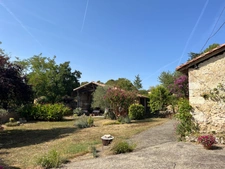 A vendre et rénover : Ancien corps de ferme 9 pièces, 6 chambres, au coeur d'un village proche de MAUVEZIN (32)