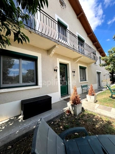 Maison de ville des années 70, 5 pièces, proche du centre ville de CONDOM (32) avec jardin, piscine et dépendances.
