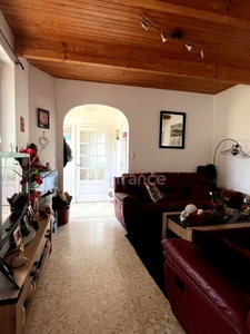 Maison de ville des années 70, 5 pièces, proche du centre ville de CONDOM (32) avec jardin, piscine et dépendances.