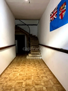 Immeuble en pierre à vendre, avec appartement (140 m2), local commercial (35 m2), cour intérieure et caves en plein centre de FLEURANCE (32)