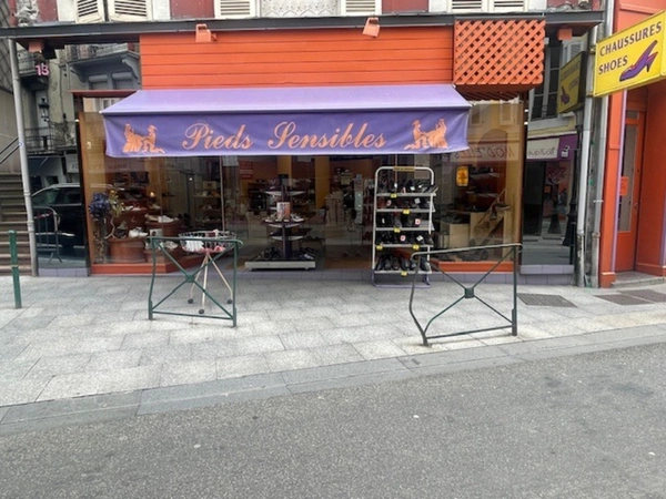 Dpt Hautes Pyrénées (65), à vendre LOURDES Chaussures et accessoires 