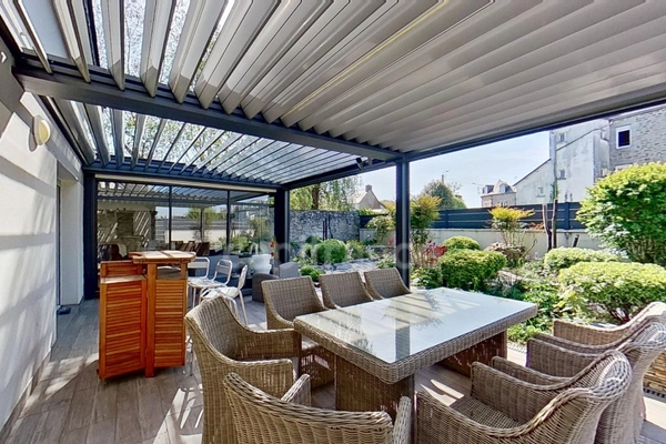 Dpt Côtes-d’Armor (22), à vendre GUINGAMP 22200 - Maison contemporaine T6 161,56 m² - Vie de plain-pied - Véranda 45 m² - Pergola bioclimatique - 2 garages - Terrain 609 m²