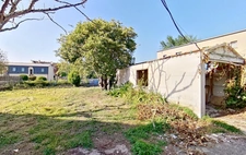 Dpt Côtes-d’Armor (22), à vendre PAIMPOL – Secteur Lanvignec – Maison à reprendre – 65 m² de plain-pied – T3 – 2 chambres – Combles 56 m² au sol – Terrain – 2 dépendances – Centre et port proches