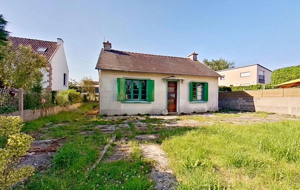 Dpt Côtes-d’Armor (22), à vendre PAIMPOL – Secteur Lanvignec – Maison à reprendre – 65 m² de plain-pied – T3 – 2 chambres – Combles 56 m² - Terrain 634m² -2 dépendances – Centre et port proches